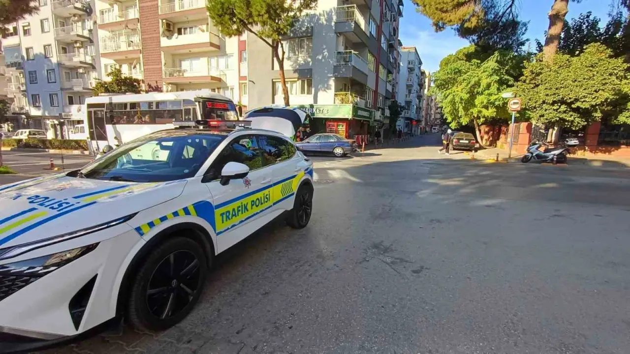 Efeler kavşakta panik yaratan kaza: Ortalık bir anda karıştı! 1