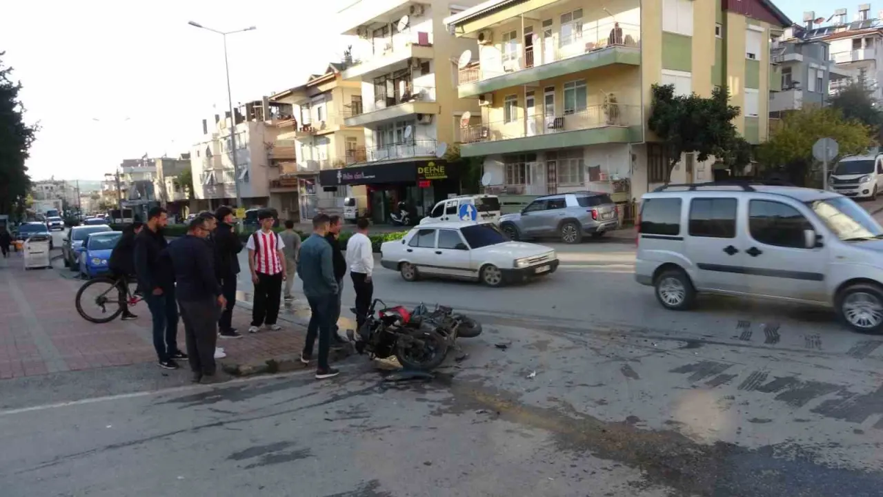 Manavgat’ta film gibi kaza: Motosiklet sürücüsü havada, hemşire müdahalede! 2