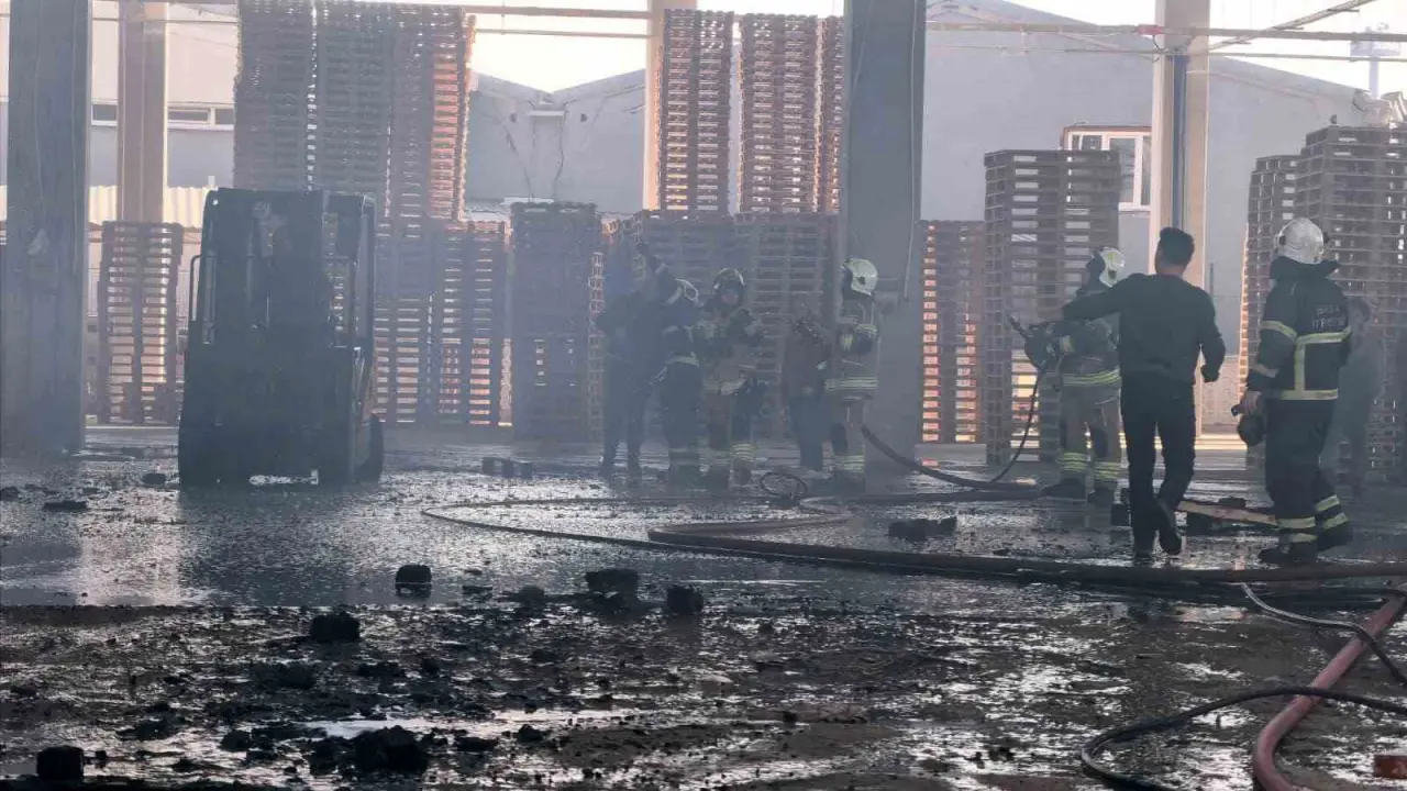 Palet deposunda başladı, çatıyı sardı: OSB’de dumanlar yükseldi! 2