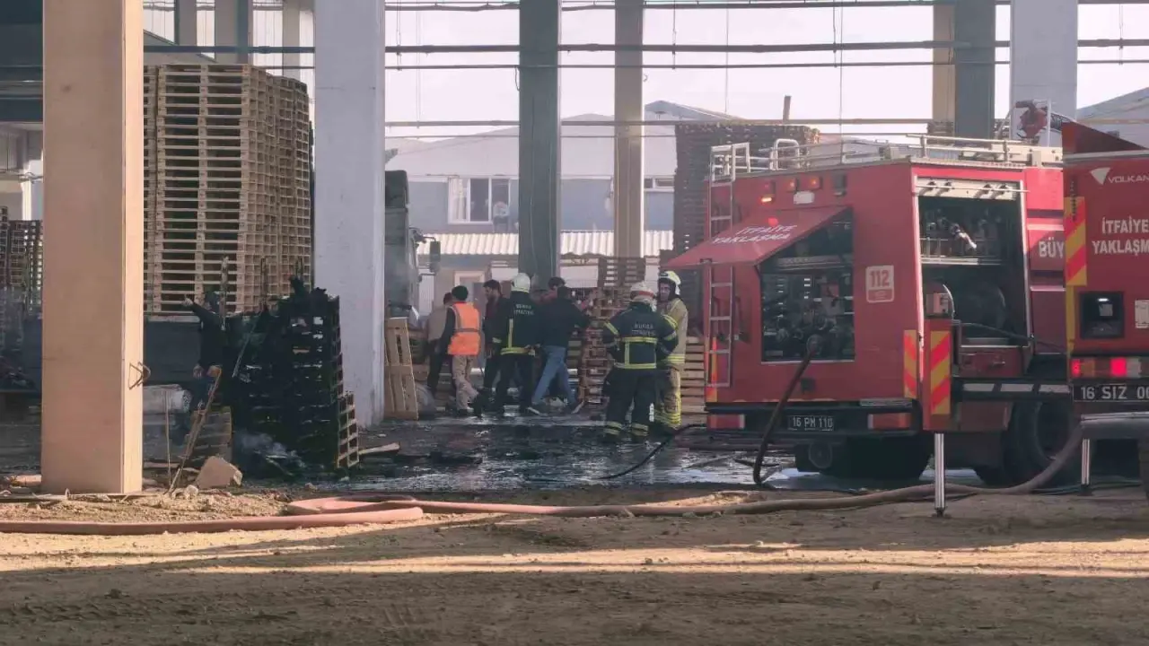 Palet deposunda başladı, çatıyı sardı: OSB’de dumanlar yükseldi! 3