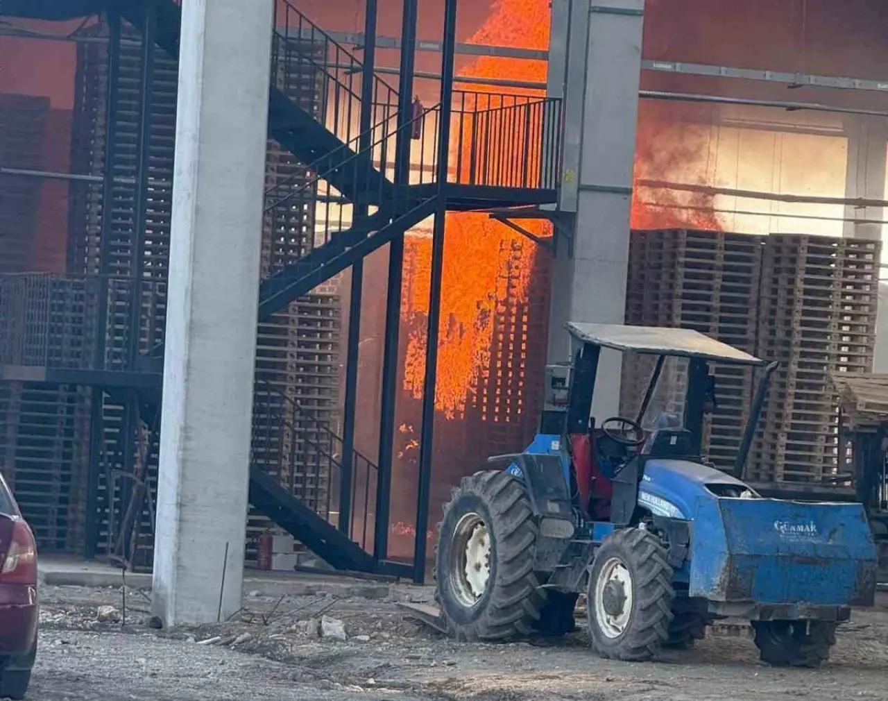 Palet deposunda başladı, çatıyı sardı: OSB’de dumanlar yükseldi! 1