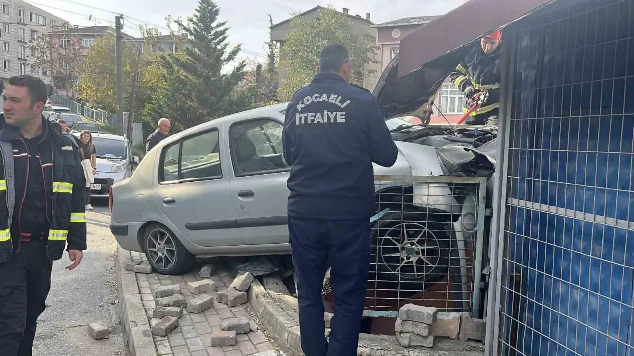 Demir bariyerleri aştı, evin üstüne çıktı: Kocaeli’de akılalmaz kaza! 3