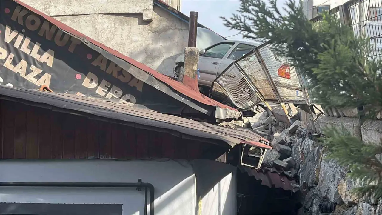 Demir bariyerleri aştı, evin üstüne çıktı: Kocaeli’de akılalmaz kaza! 2