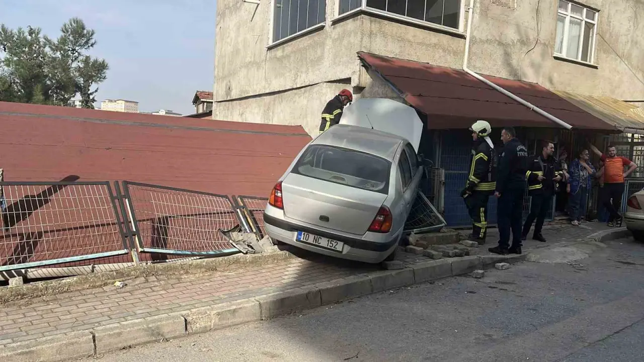 Demir bariyerleri aştı, evin üstüne çıktı: Kocaeli’de akılalmaz kaza! 4