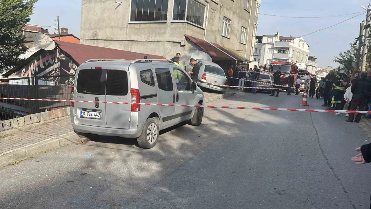 Demir bariyerleri aştı, evin üstüne çıktı: Kocaeli’de akılalmaz kaza! 1