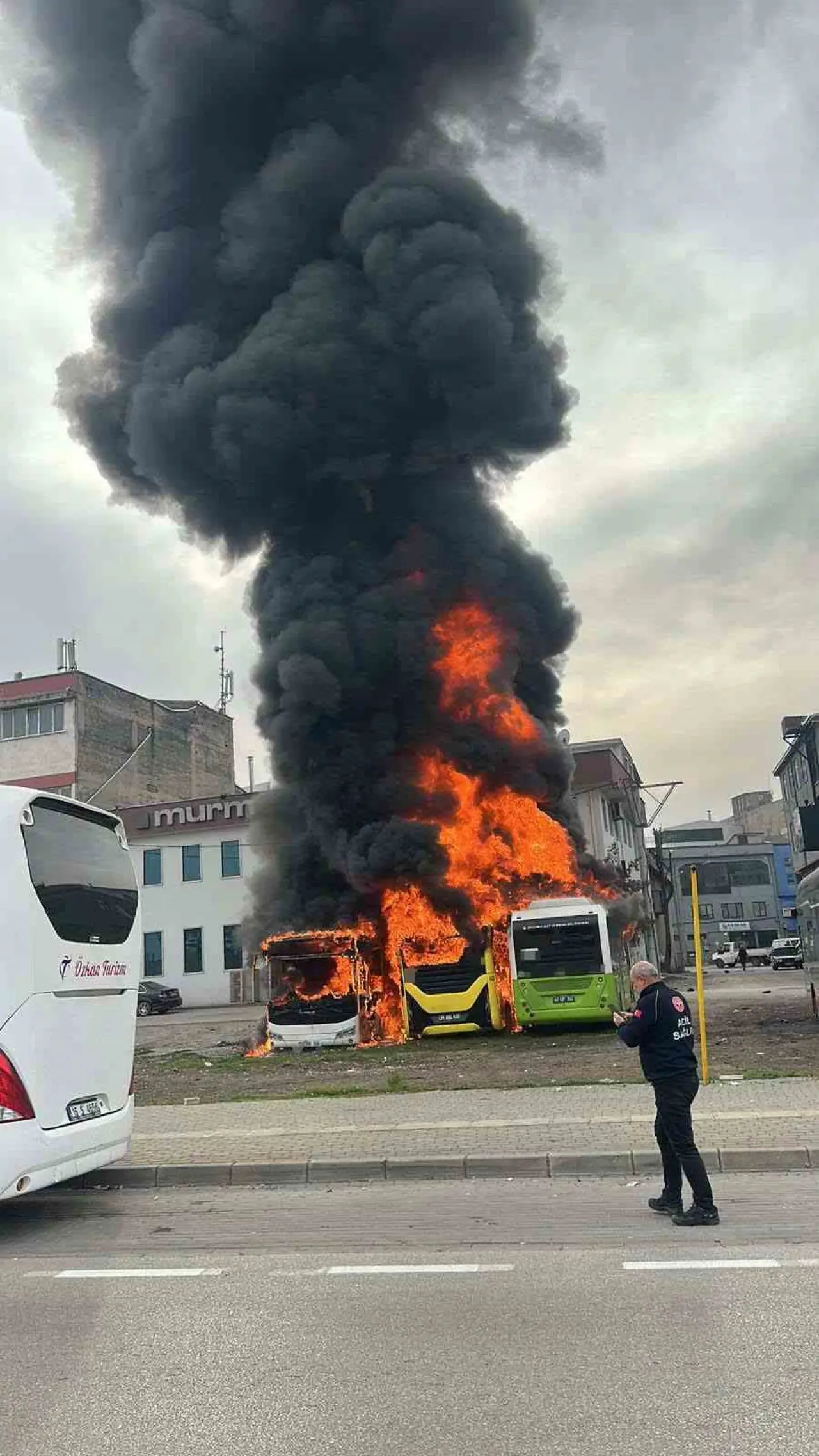 Bakım atölyesinde alev dehşeti: İtfaiye alevleri zorlukla durdurdu! 1