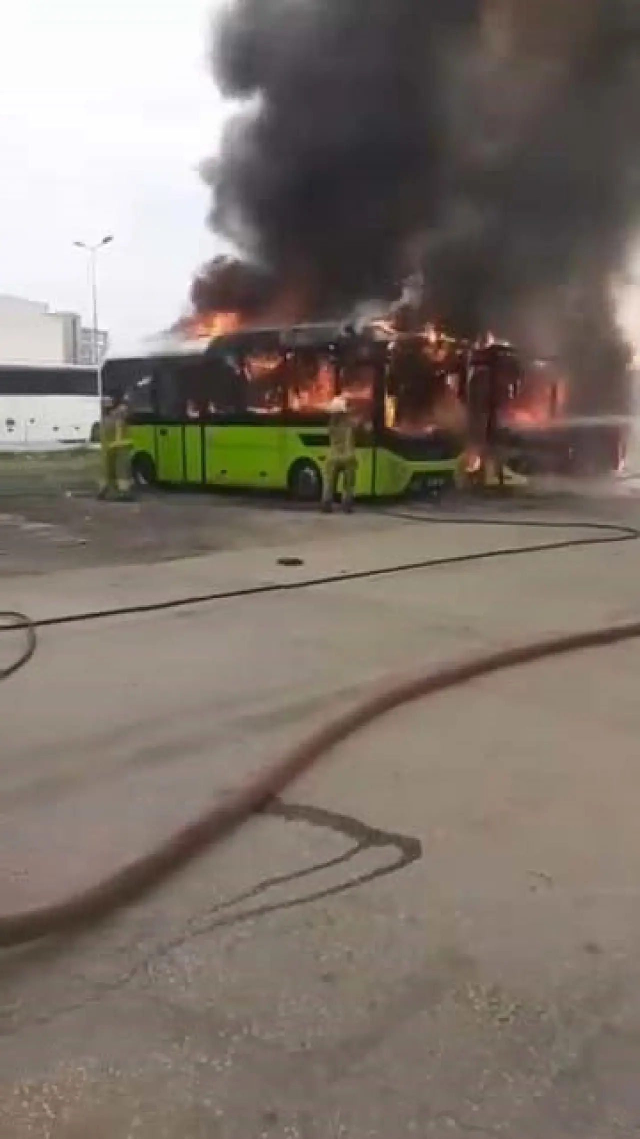 Bakım atölyesinde alev dehşeti: İtfaiye alevleri zorlukla durdurdu! 3