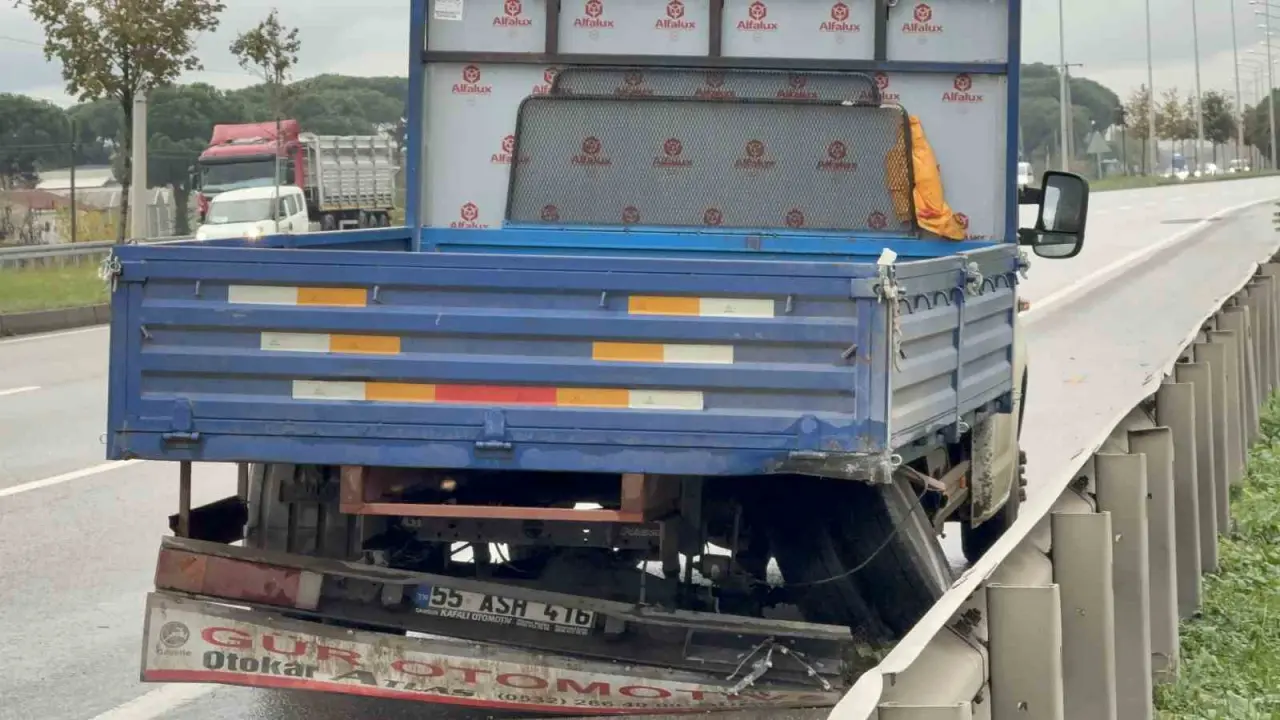 Samsun'da korkunç çarpışma! Otomobil demir bariyere saplandı 3