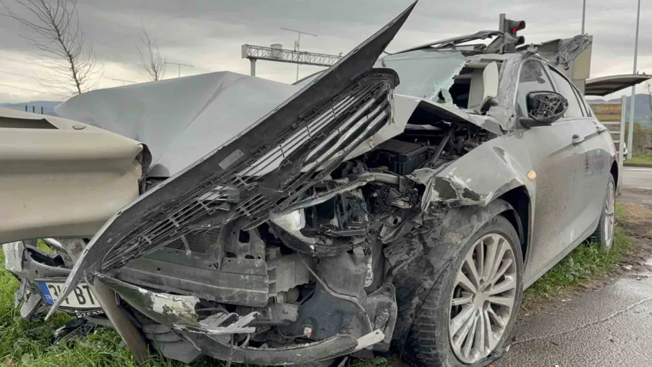 Samsun'da korkunç çarpışma! Otomobil demir bariyere saplandı 4