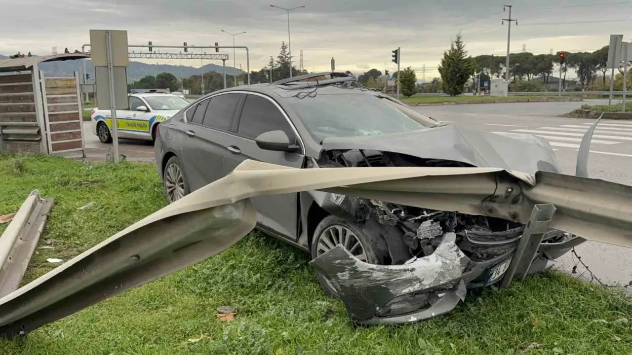 Samsun'da korkunç çarpışma! Otomobil demir bariyere saplandı 1