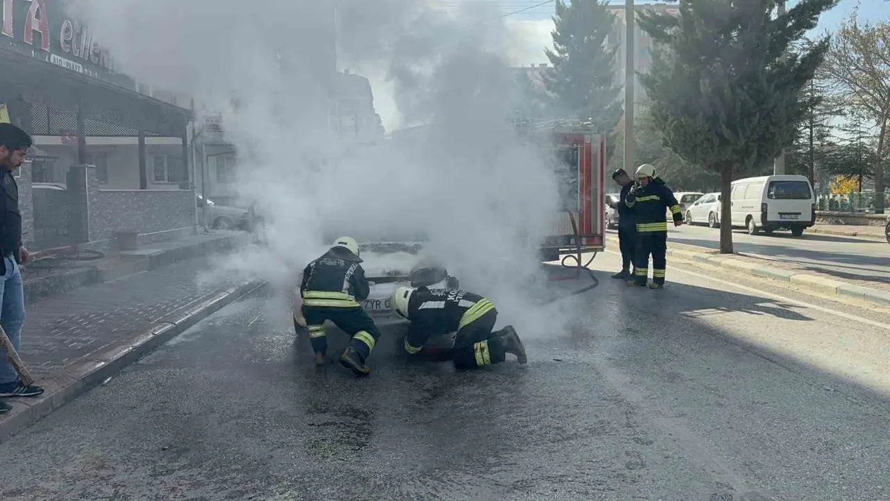 Motor ısındı demeye kalmadan yandı! Seyir halindeki otomobil alev topuna döndü 1