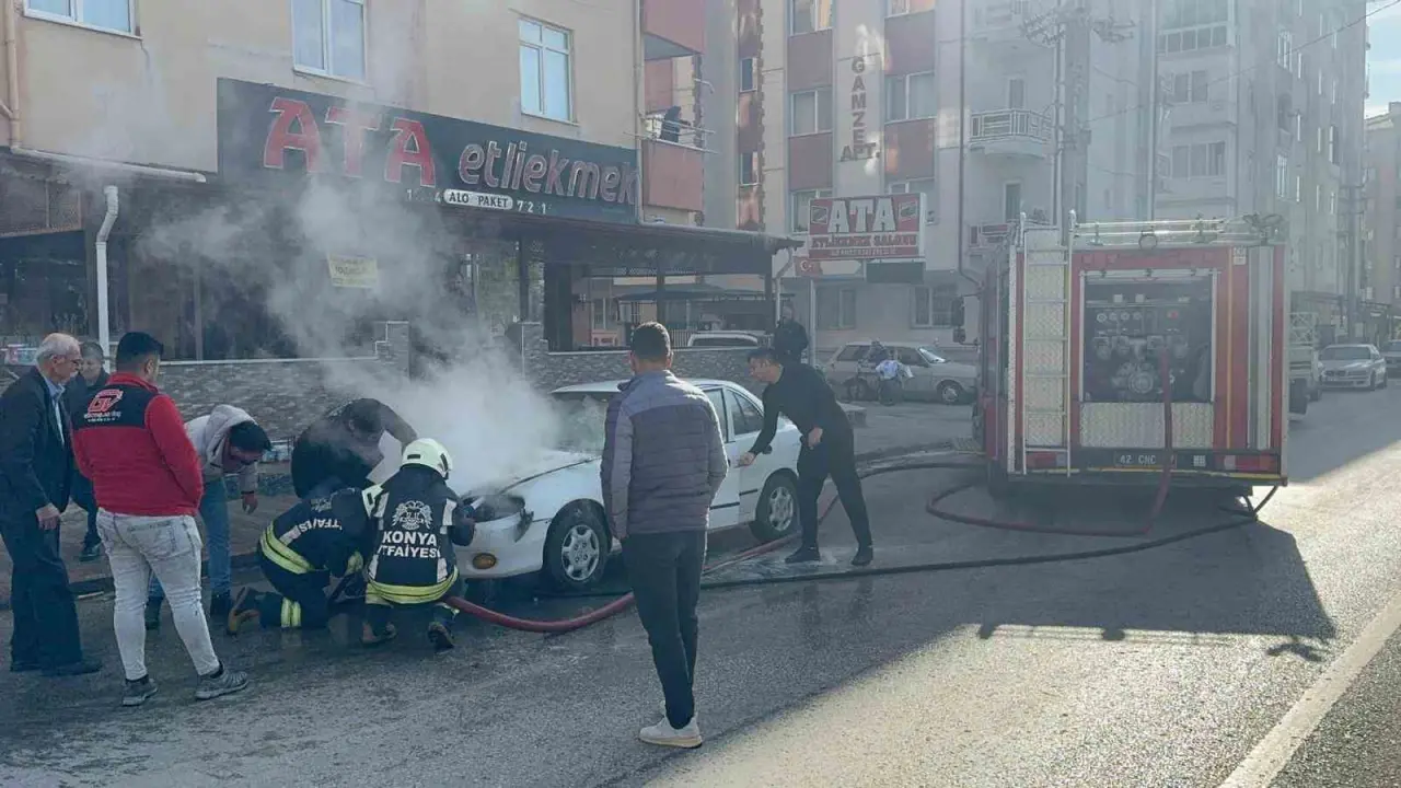 Motor ısındı demeye kalmadan yandı! Seyir halindeki otomobil alev topuna döndü 2
