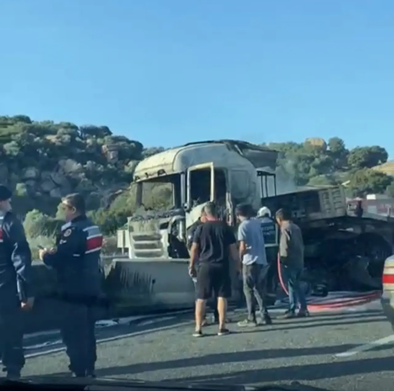 Tır cayır cayır, trafik vızır vızır... Sınır noktasında sınırları yakan kaza! 4