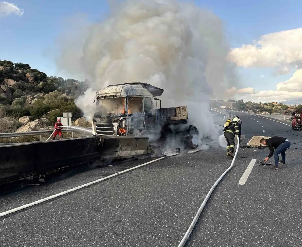 Tır cayır cayır, trafik vızır vızır... Sınır noktasında sınırları yakan kaza! 5