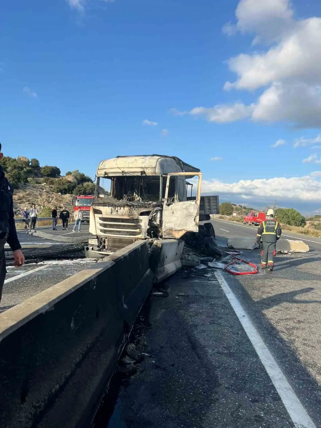 Tır cayır cayır, trafik vızır vızır... Sınır noktasında sınırları yakan kaza! 3