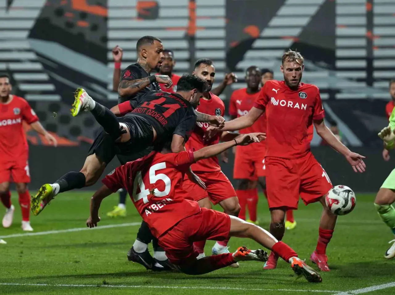 Gergin geçen maçın kaderi bir anda değişti: Pendikspor, maçın son bölümünde fişi çekti! 2