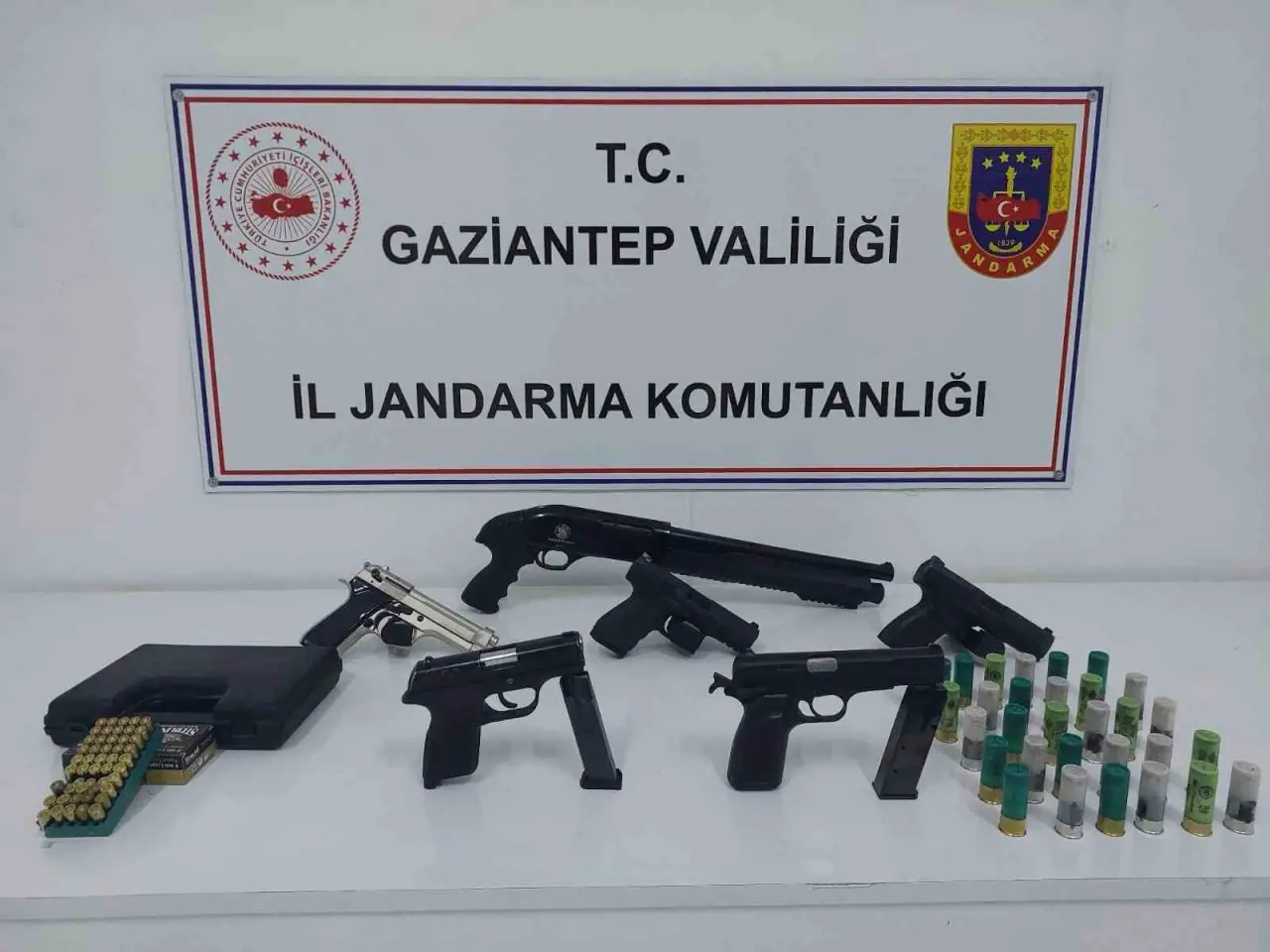 tüfekler, tabancalar, kılıçlar... O evde yok yok! 2