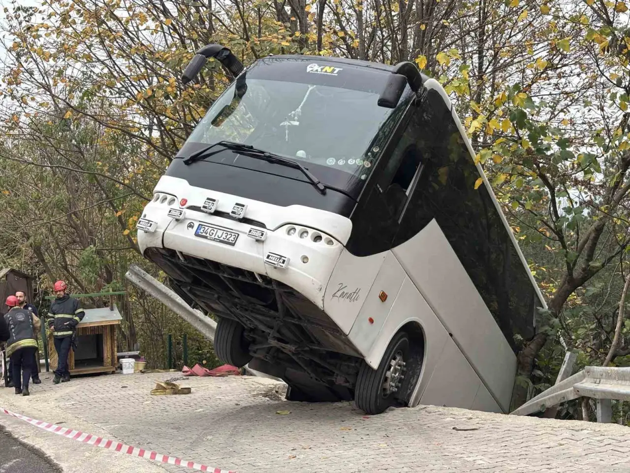 Tur otobüsü şarampole sürüklendi: Kartepe'de büyük panik! 2