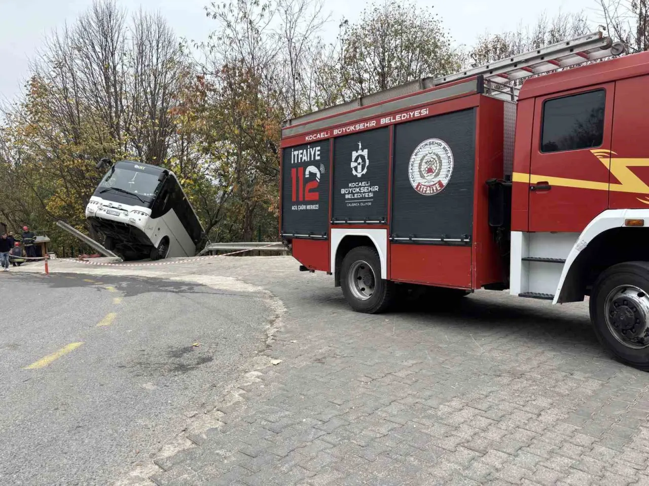 Tur otobüsü şarampole sürüklendi: Kartepe'de büyük panik! 3