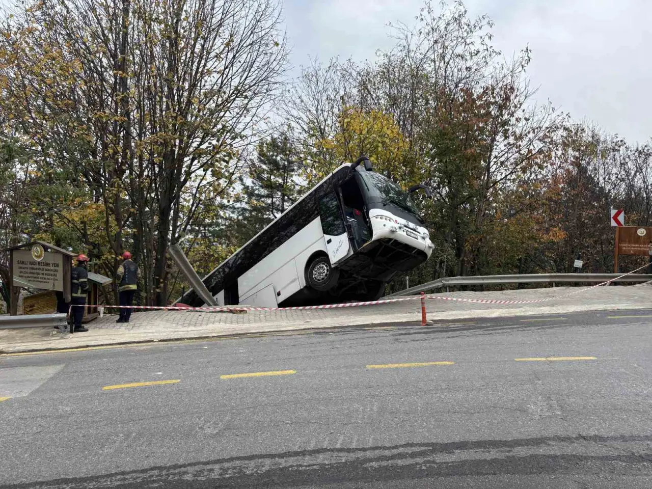 Tur otobüsü şarampole sürüklendi: Kartepe'de büyük panik! 1