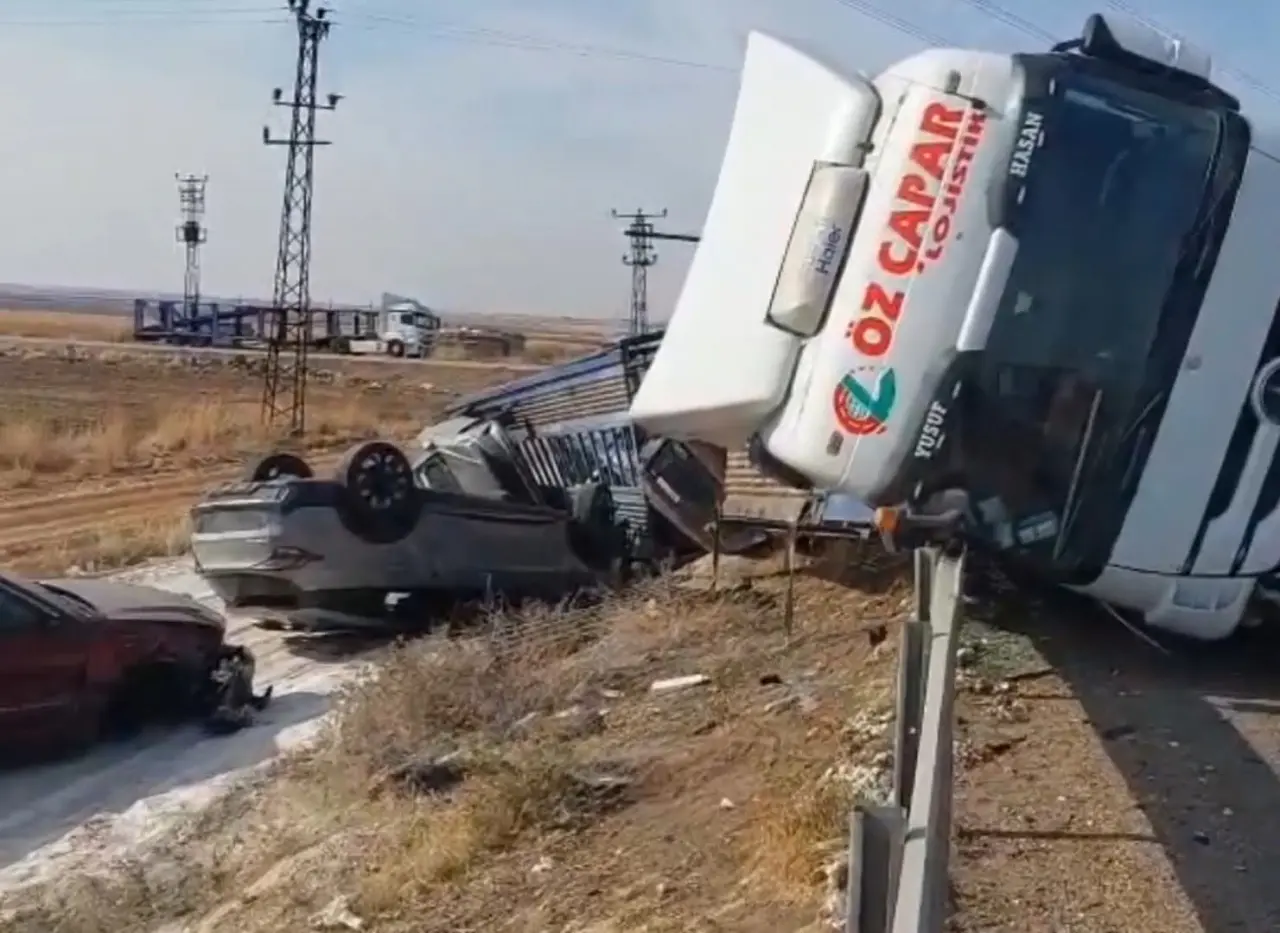 Milyonlar yoldaydı, şarampole uçtu: Şanlıurfa’da lüks araçlar parçalandı! 1