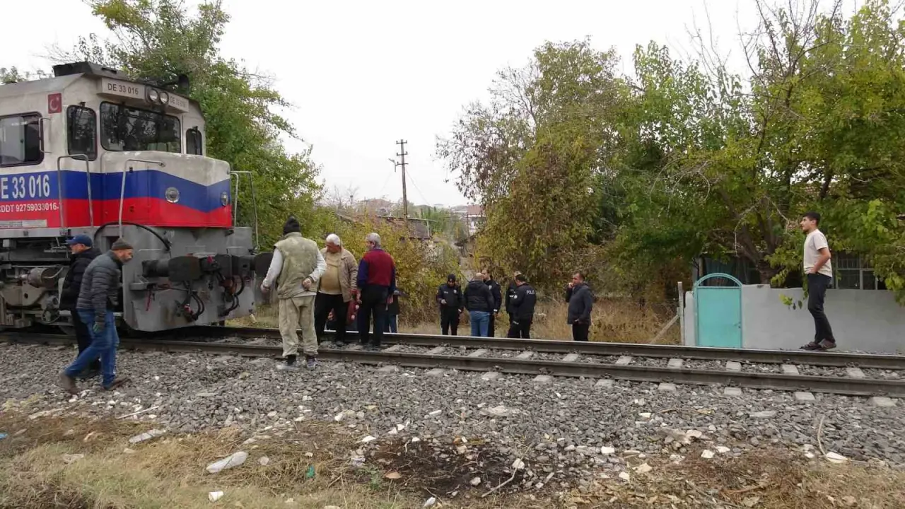 Yük treni ‘frene’ basmadı, dehşet dolu anlar yaşandı! 3