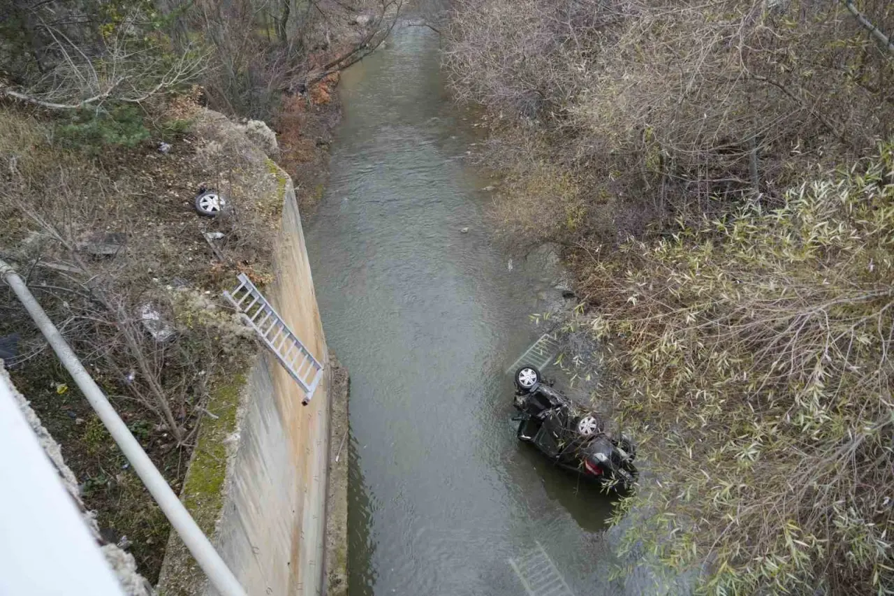 30 dakika arayla peş peşe iki kaza! 25 metreden dereye uçtu... 4