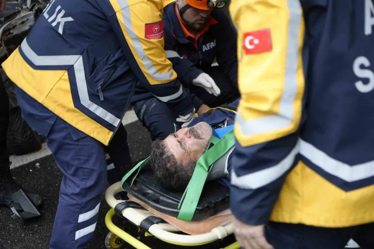 30 dakika arayla peş peşe iki kaza! 25 metreden dereye uçtu... 5