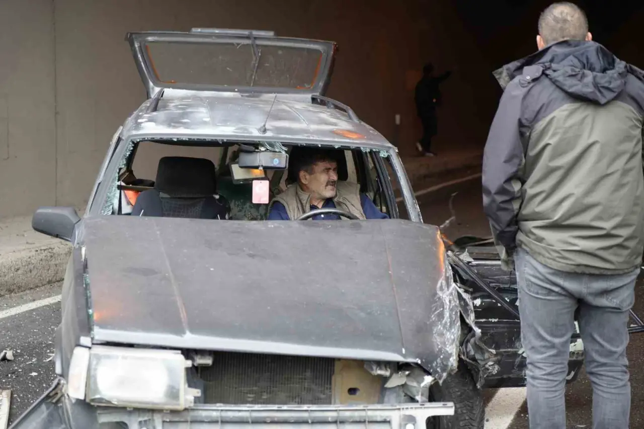 30 dakika arayla peş peşe iki kaza! 25 metreden dereye uçtu... 1