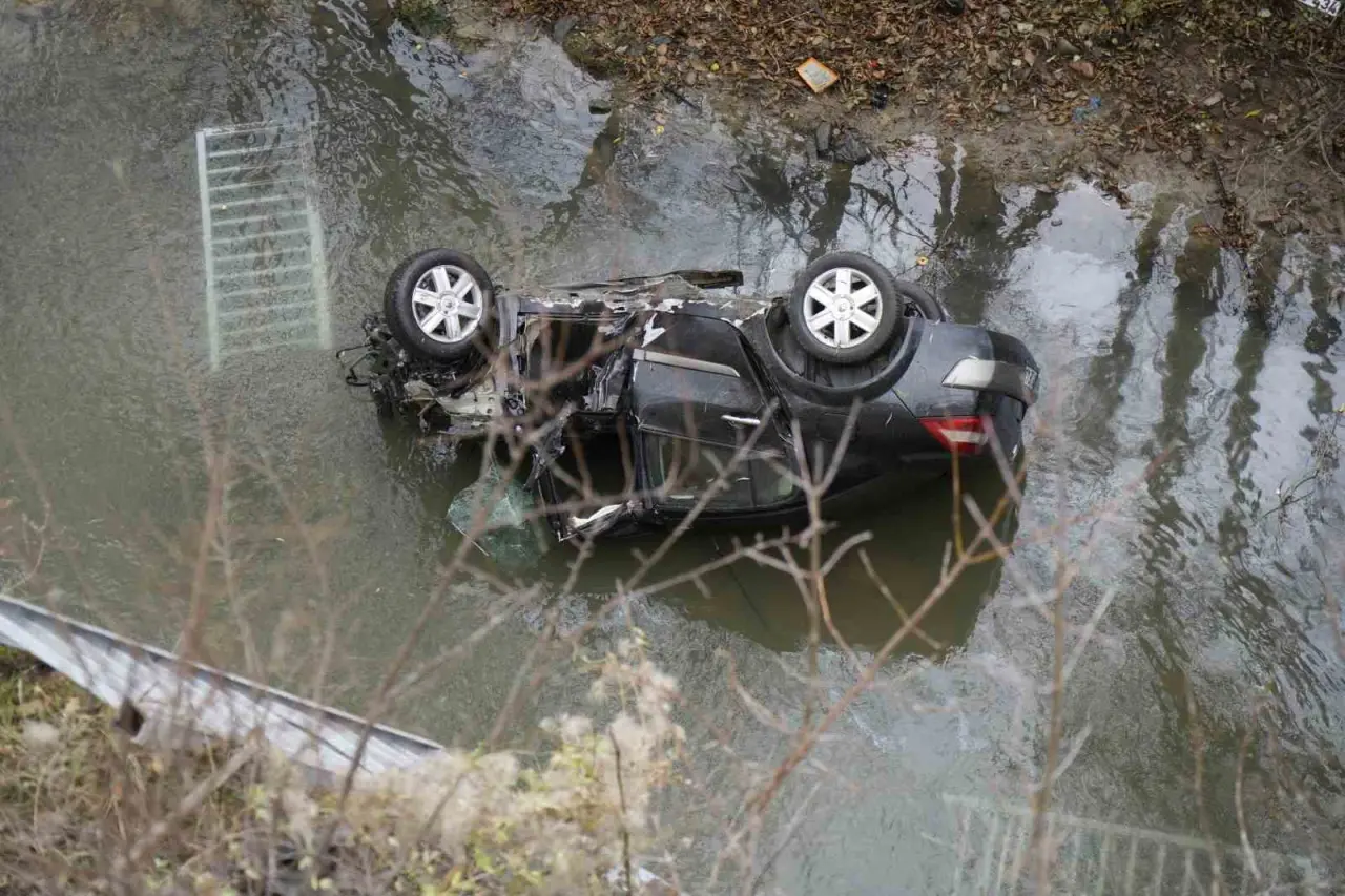30 dakika arayla peş peşe iki kaza! 25 metreden dereye uçtu... 3