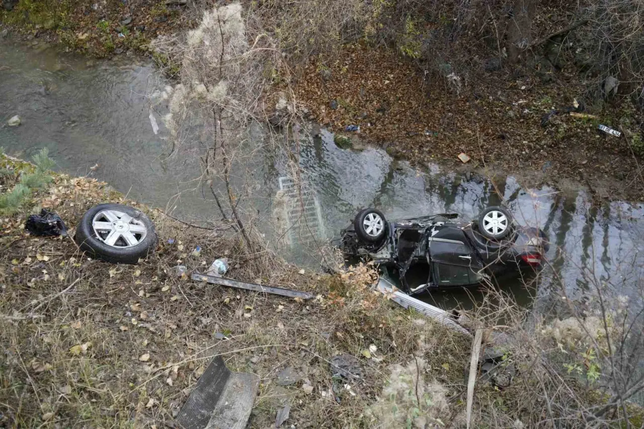 30 dakika arayla peş peşe iki kaza! 25 metreden dereye uçtu... 2