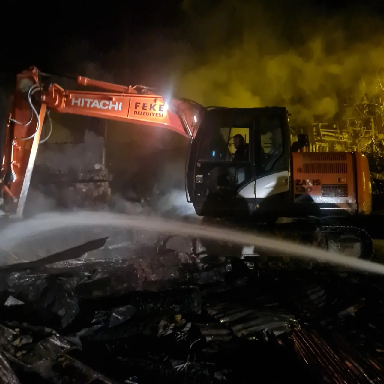 Adana Feke’de gece yangını: Ev kül oldu! 4