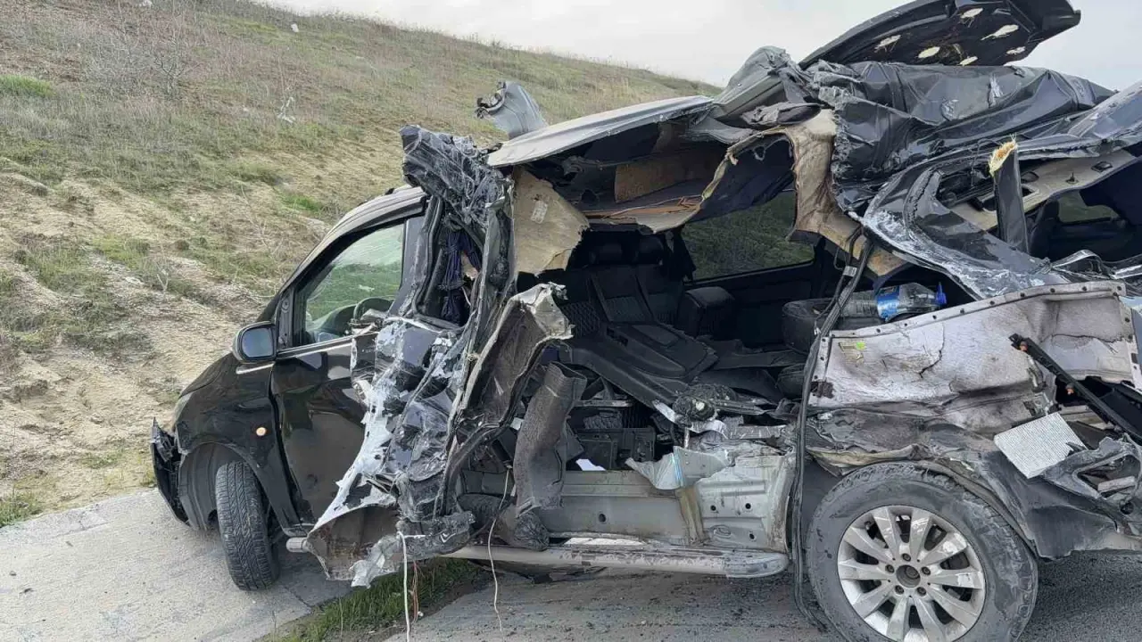 Arnavutköy’de feci kaza! Kamyonet çarptı, minibüs ortadan çatladı... 4