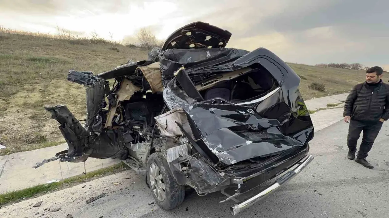 Arnavutköy’de feci kaza! Kamyonet çarptı, minibüs ortadan çatladı... 3