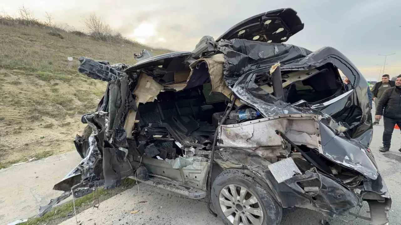 Arnavutköy’de feci kaza! Kamyonet çarptı, minibüs ortadan çatladı... 1