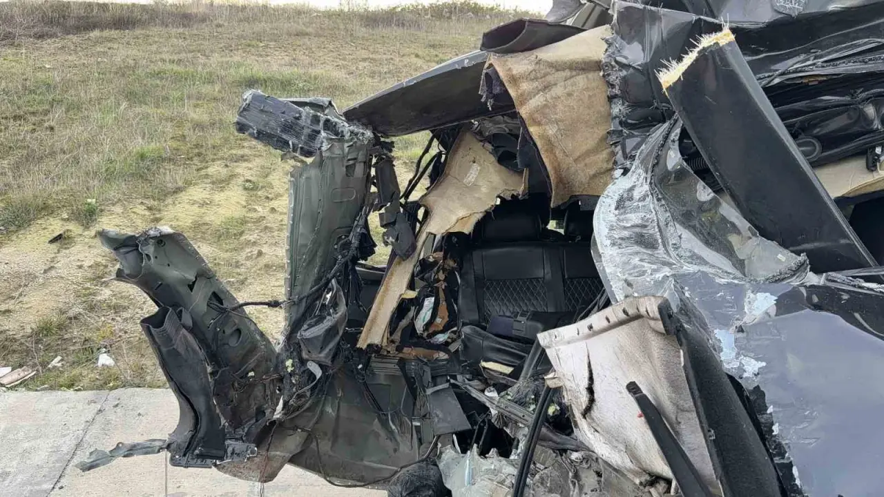 Arnavutköy’de feci kaza! Kamyonet çarptı, minibüs ortadan çatladı... 2