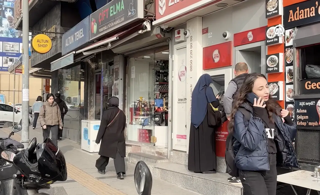 ATM’ye sinirlenince güvenliği bıçakladı... Kart arızası cinayet provasına dönüştü! 2