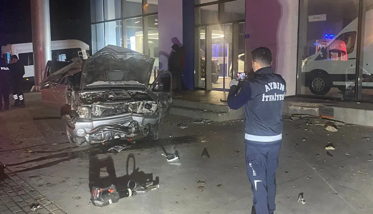 Efeler’de ticari araçlar çarpıştı: Araçlar hurdaya döndü! 3