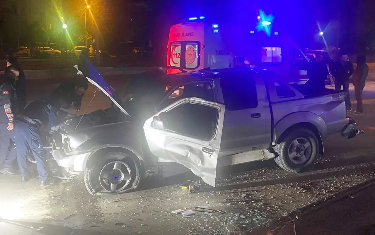 Efeler’de ticari araçlar çarpıştı: Araçlar hurdaya döndü! 2