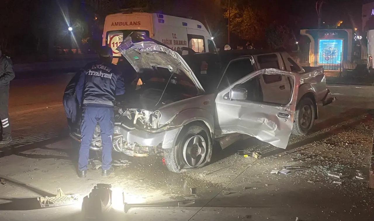 Efeler’de ticari araçlar çarpıştı: Araçlar hurdaya döndü! 1