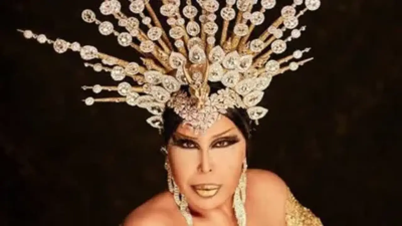 Bardaklar fırladı, parmaklar sallandı... Bülent Ersoy’un olaylı konseri! 4