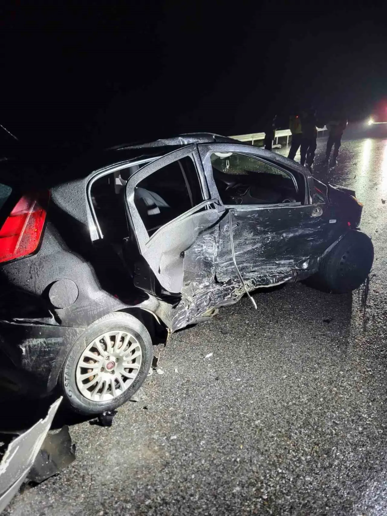 Gece yarısı dehşeti: Bariyere vuran otomobile ikinci araç çarptı! 1