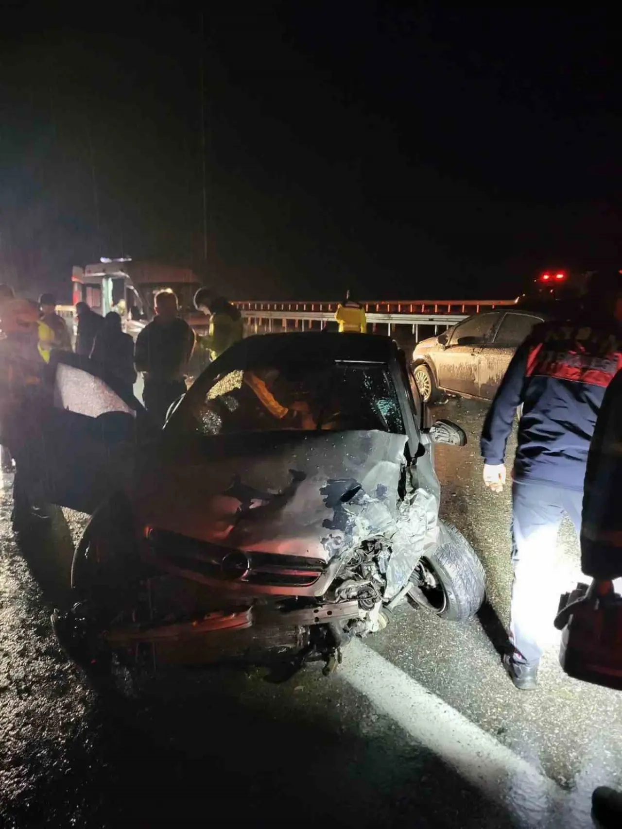 Gece yarısı dehşeti: Bariyere vuran otomobile ikinci araç çarptı! 3