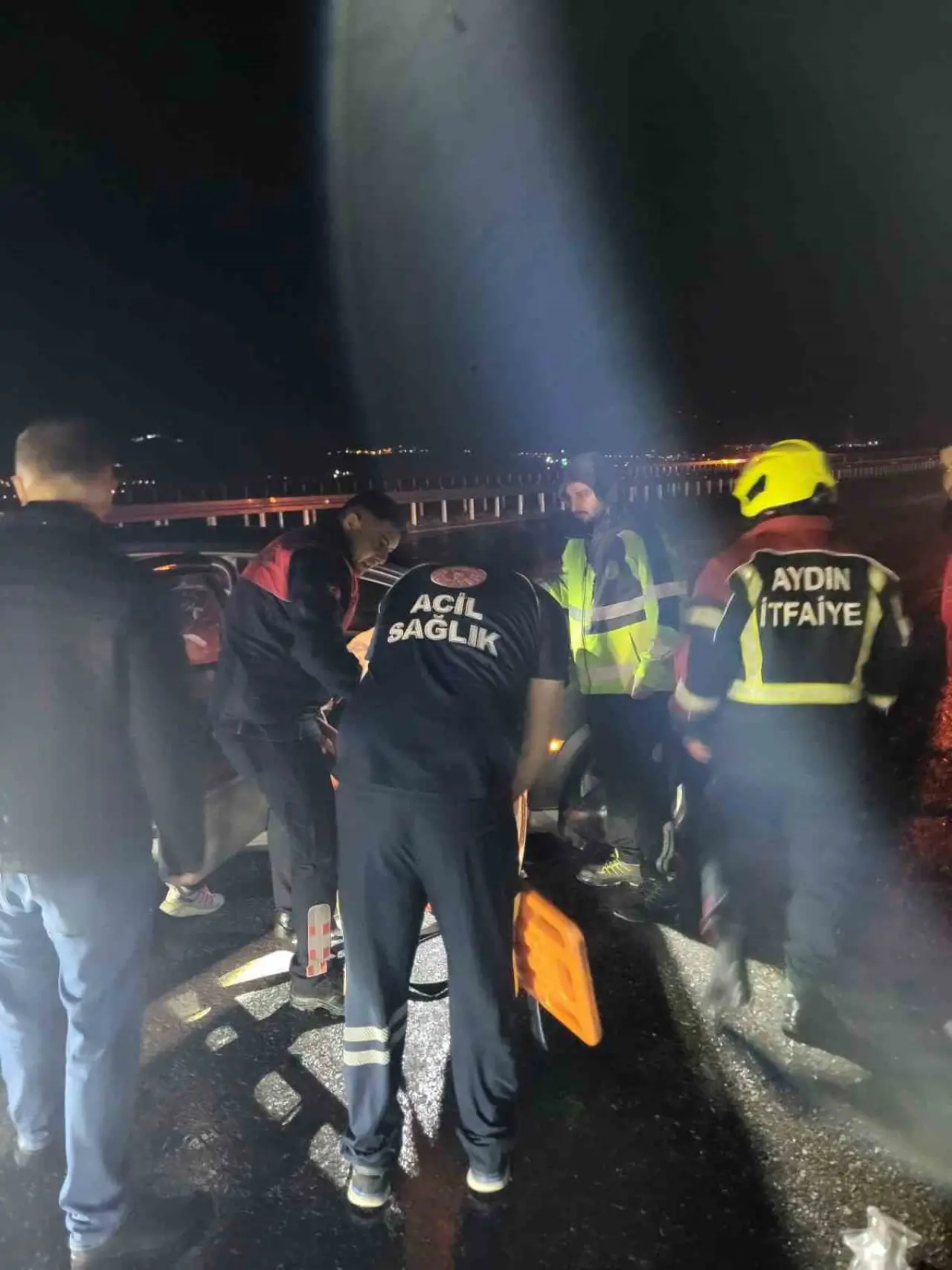 Gece yarısı dehşeti: Bariyere vuran otomobile ikinci araç çarptı! 4