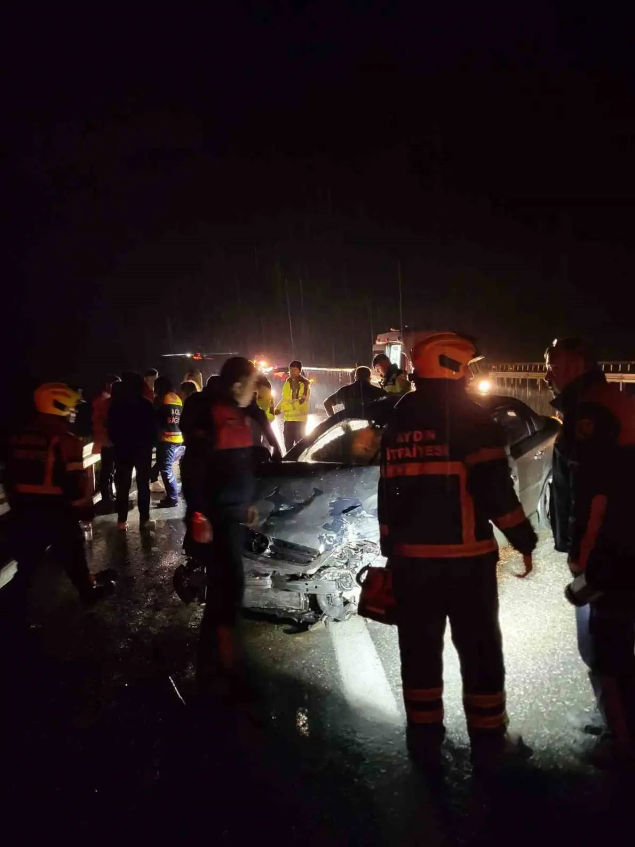 Gece yarısı dehşeti: Bariyere vuran otomobile ikinci araç çarptı! 5