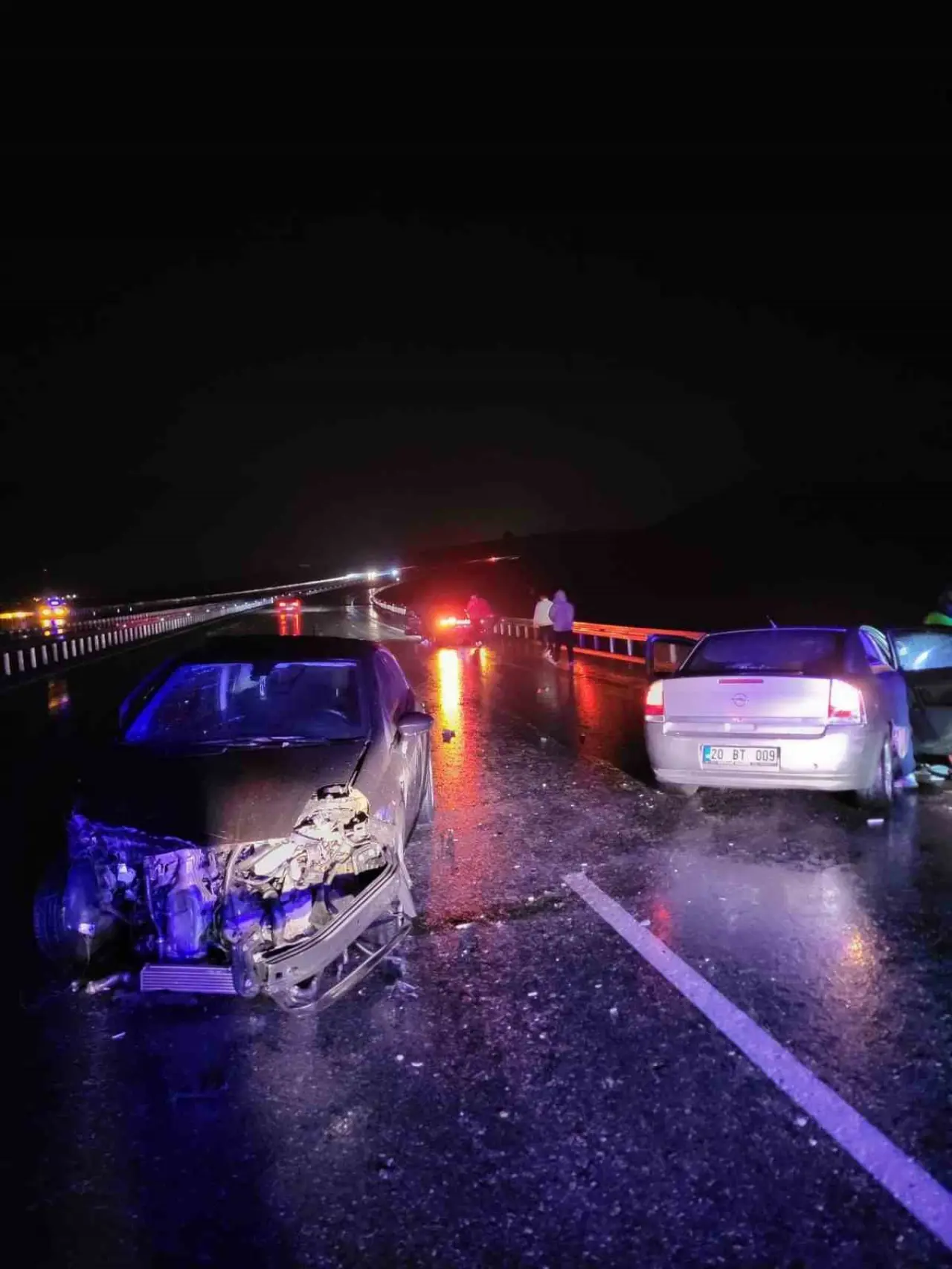 Gece yarısı dehşeti: Bariyere vuran otomobile ikinci araç çarptı! 2