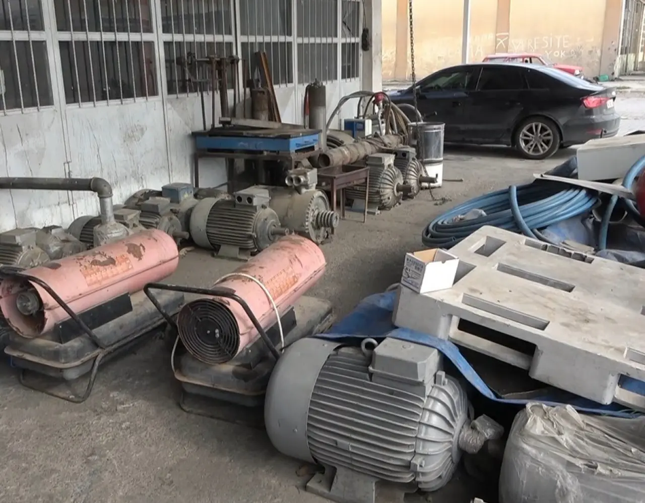 Kahramanmaraş’ta şaşırtan hırsızlık: Dükkanı boşaltıp çalıntı araçla kaçtılar! 3