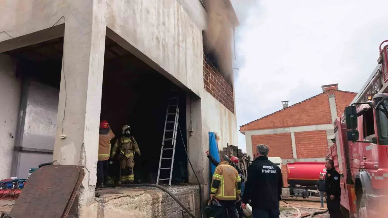 Bursa'da dumanlar gökyüzünü kapladı! Meyve kasaları alev topuna döndü 2