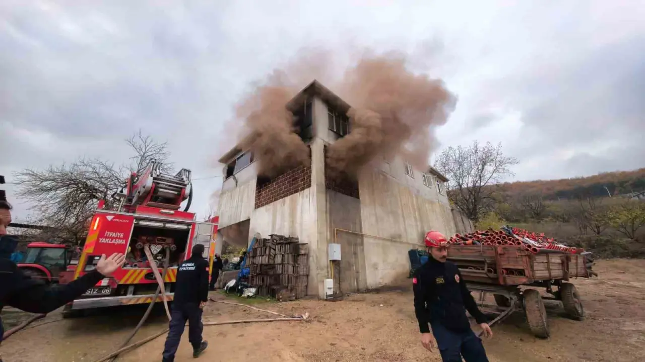 Bursa'da dumanlar gökyüzünü kapladı! Meyve kasaları alev topuna döndü 4