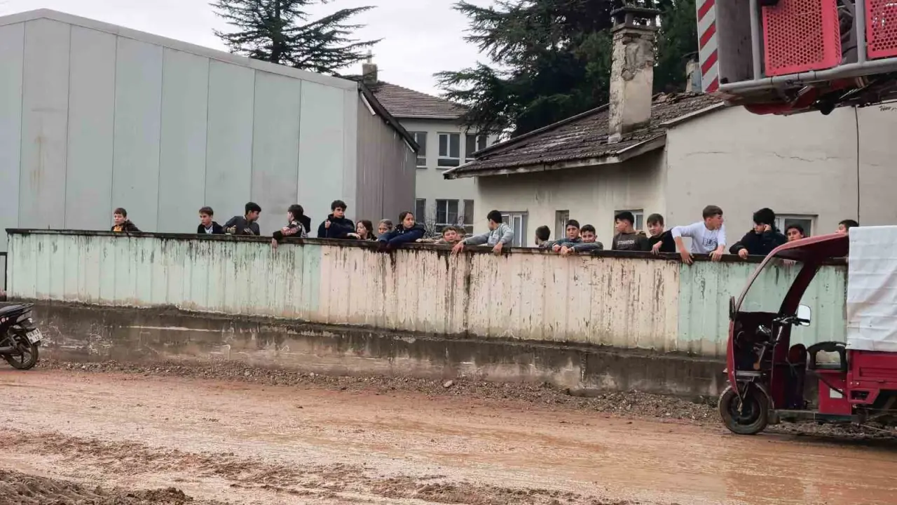 Bursa'da dumanlar gökyüzünü kapladı! Meyve kasaları alev topuna döndü 3